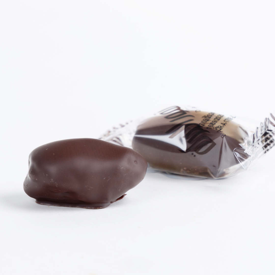 خضري باللوز مغطى بالشكولاته الداكنة مغلف