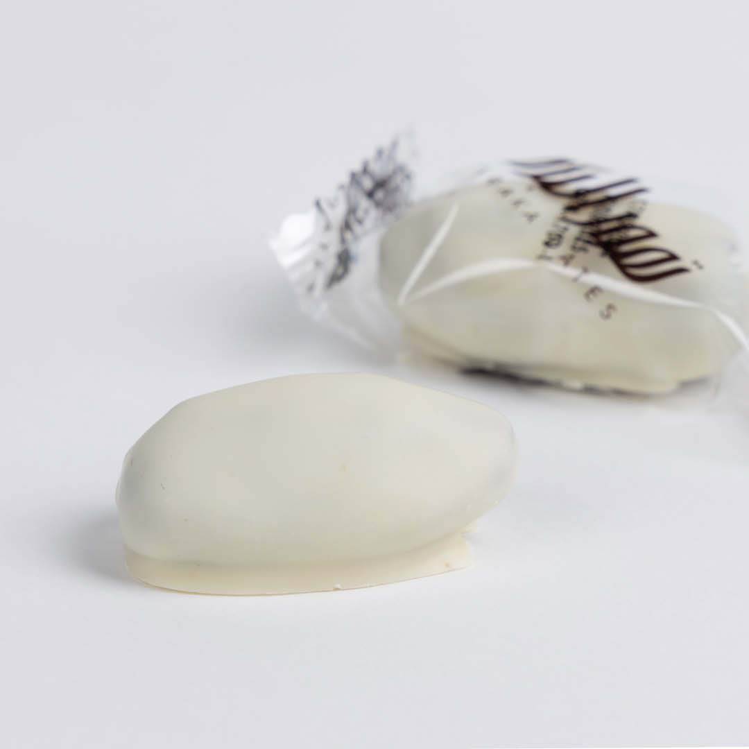 خضري باللوز مغطى بالشكولاته البيضاء مغلف