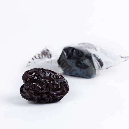 عجوة محشية بالمكسرات والهيل مغلف